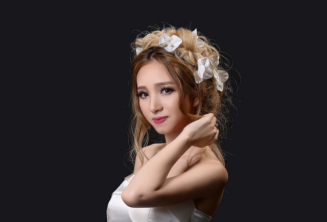 Xử lý ảnh chụp trong studio với phông nền màu | Aphoto