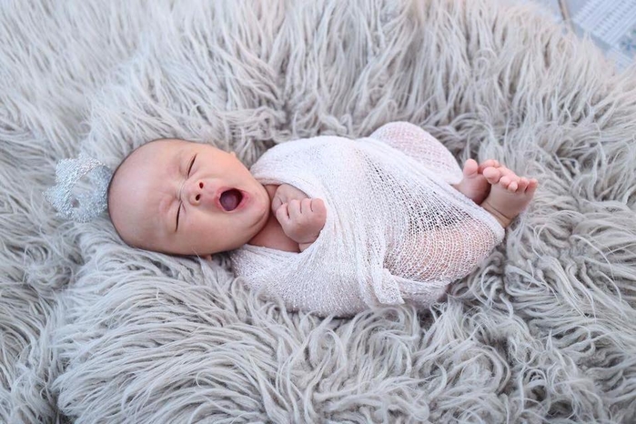 Đang buồn ngủ mà bố mẹ cứ bắt con chụp ảnh