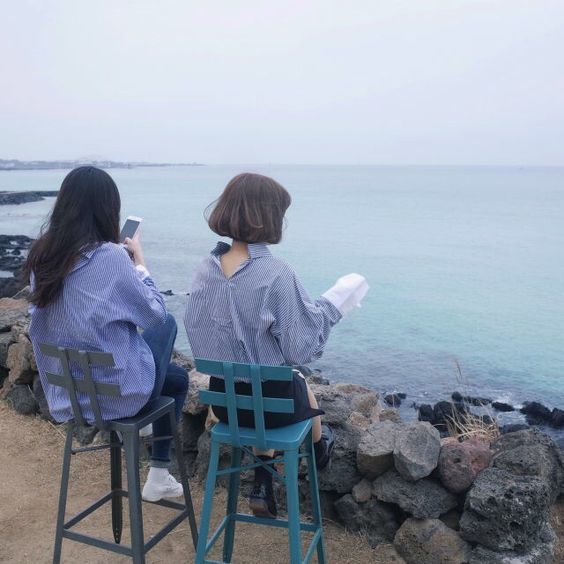 17. Ngồi với cô bạn thân để ngắm biển cùng nhau thật vui