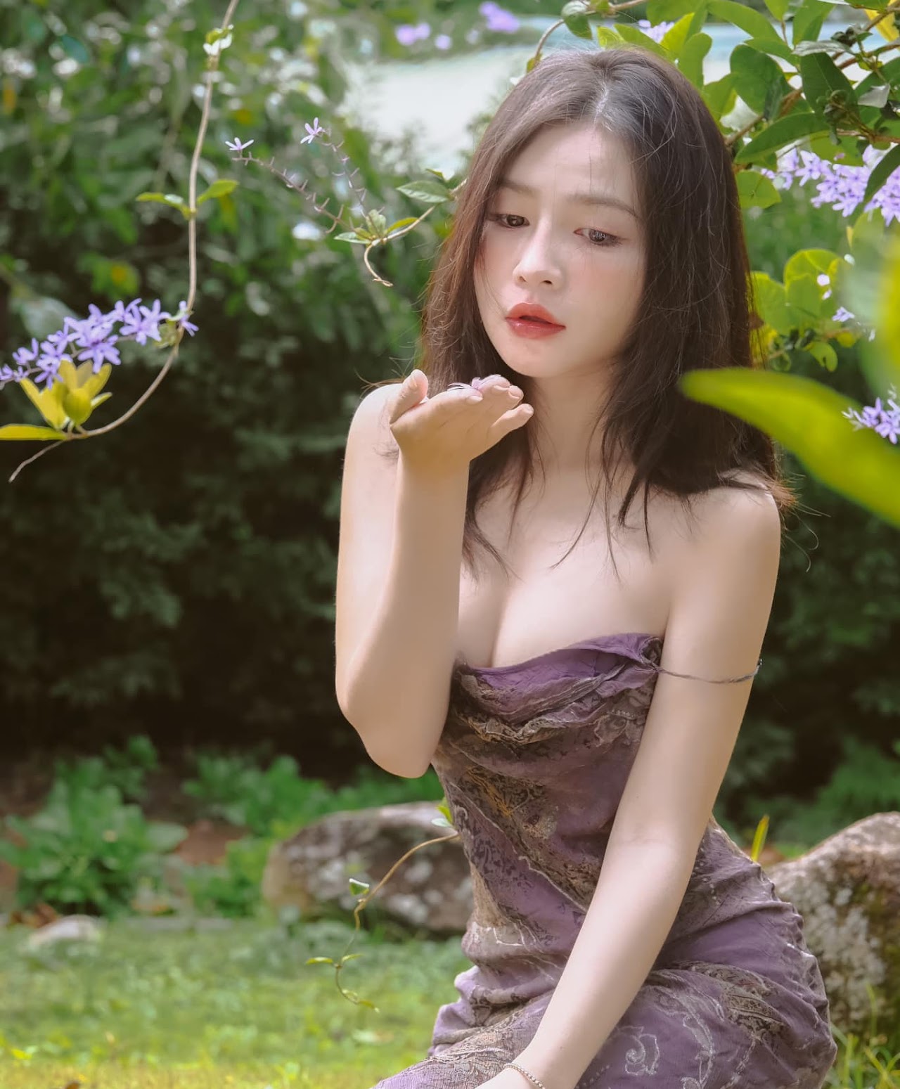 Bây giờ vẫn là ban ngày. Chỉ là nỗi nhớ của anh. Che mặt trời đi thôi